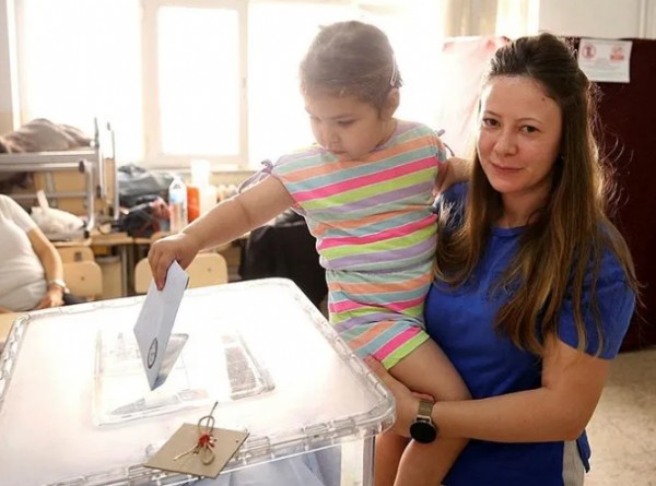 Türkiye sandık başına gitti: Yurdun dört bir yanından seçim manzaraları!